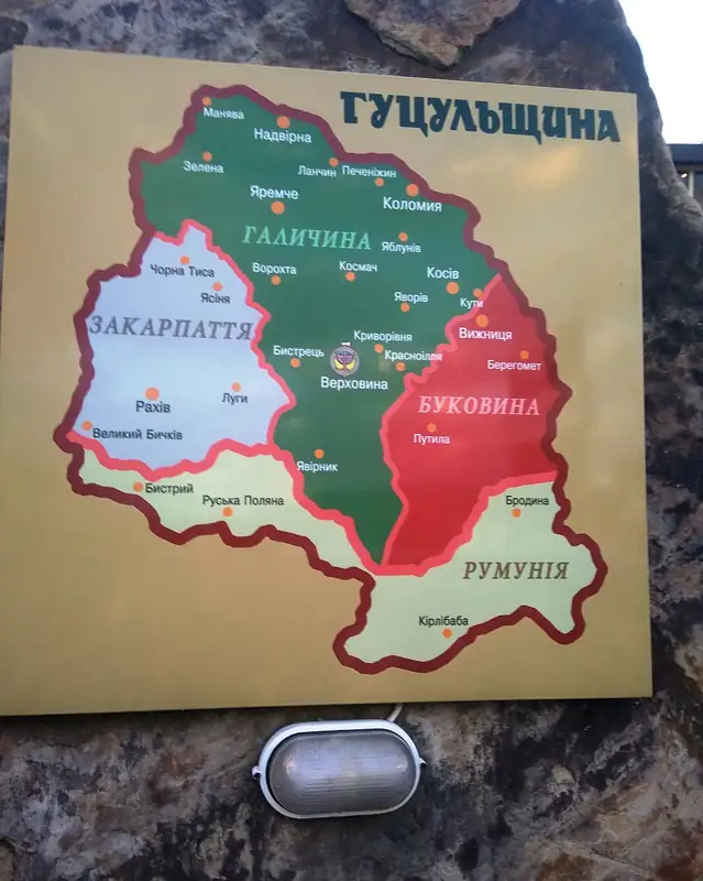 Пам'ятний знак на честь 560-річчя від першої згадки про Верховину — вид збоку, Верховина