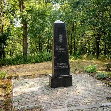 Пам'ятний знак на місці будинку, в якому проживала в 1893–1906 роках Леся Українка — загальний вигляд, Гадяч
