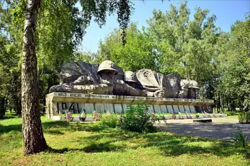 Меморіальний комплекс: Братська могила воїнів і жертв нацизму. Пам'ятний знак полеглим воїнам-односельчанам — загальний вигля