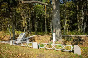 Пам'ятний знак на місці спостережного пункту, звідки 25 вересня 1941 року військами дано перший залп «Катюші» по німецьким за