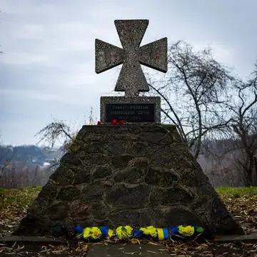 Пам'ятний знак українським козакам — загальний вигляд, Шишаки