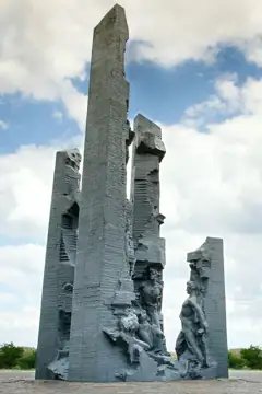 Пам'ятник «Нескорені» на місці страти членів комсомольського підпілля «Молода Гвардія» — загальний вигляд, Сорокине