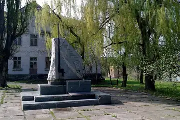 Пам'ятник воїнам-землякам — Памятник у заброшенного клуба несуществующего уже завода, Бахмут