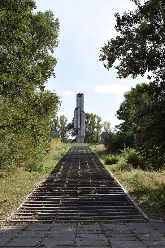 Пам'ятний знак на місці форсування р. Дніпро радянськими військами у вересні—жовтні 1943 року — загальний вигляд, Аули