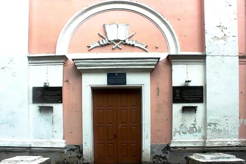 Меморіальні дошки на честь поета Е. І. Кривенка (1912—1960) і Героя Радянського Союзу М. М. Стадничука (1913—1980) — Полтава