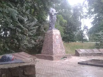 Братська могила радянських воїнів, партизанів та пам'ятник воїнам-землякам — загальний вигляд, Малий Вистороп