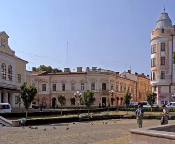 Житлово-торговий будинок — Житлово торговий будинок в Чернівцях на розі Заньковецької та Чайковського, Чернівці
