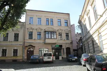 Чиншовий будинок — на площі Філармонії, Чернівці