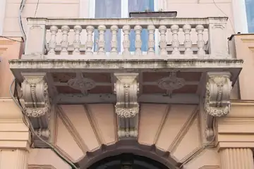 Житлово-торговий будинок — загальний вигляд, Чернівці