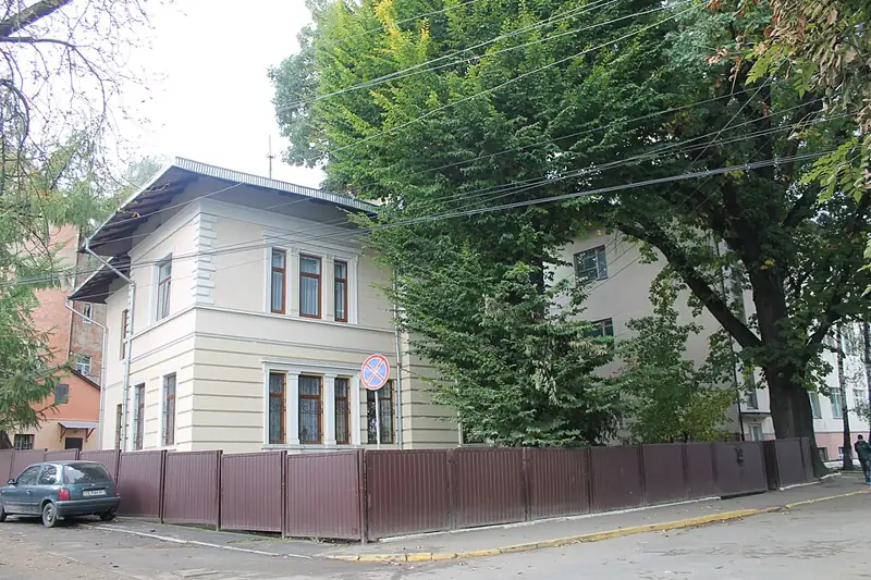 Адміністративний будинок — на Червня Радіщева, Чернівці