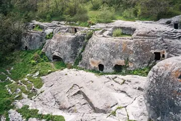 Мури оборонні (руїни) — Єскі Кермен ділянка на якій ще у давнину було знесено стіни міста залишилися тільки вирубки у камені,