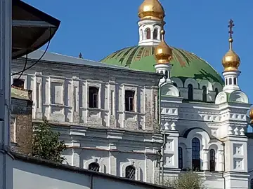 Кухня трапезної Верхньої Лаври — і бані Трапезної церкви, Київ