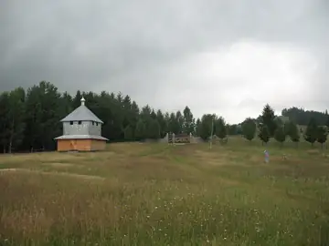 Дзвіниця церкви Вознесіння Христового — загальний вигляд, Брустури