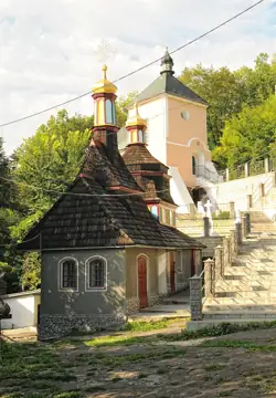 Іванівська церква — загальний вигляд, Хрещатик