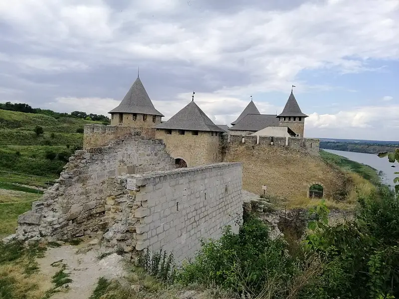 Східна башта нової фортеці (руїни) — Хотинська фортеця, Хотин