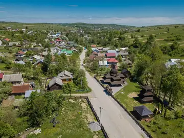 Успенська церква та дзвіниця (дер.) — Церква Успіння Пресвятої Богородиці навесні, Гвізд