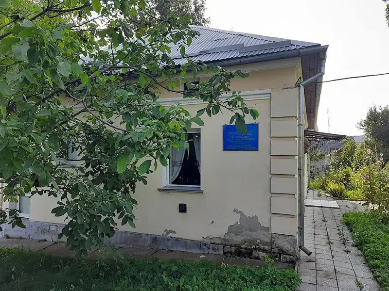 Музей-садиба Івана Горбачевського — деталі фасаду, Зарубинці