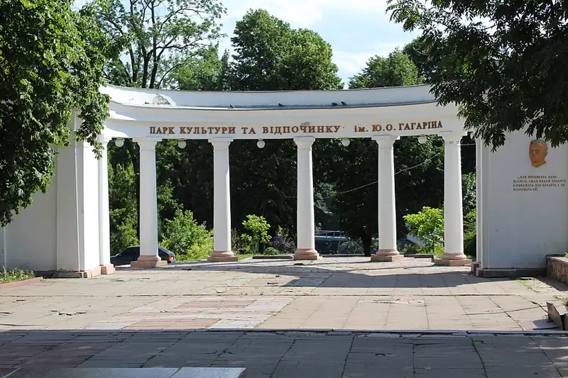 Парк імені Ю. Гагаріна — Белая колоннада в тосканском стиле в Парке Гагарина в Житомире, Житомирська область
