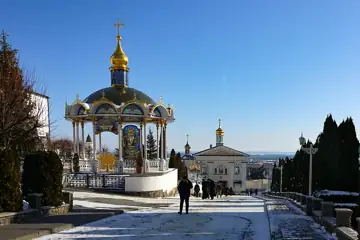 Святі ворота Почаївської лаври — Надбрамний корпус та літній вівтар, Почаїв