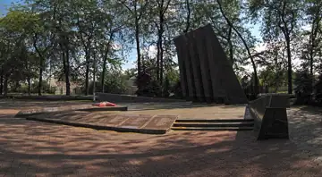 Братська могила загиблих воїнів та підпільників — Братська могила у парку залізничників, Кривий Ріг