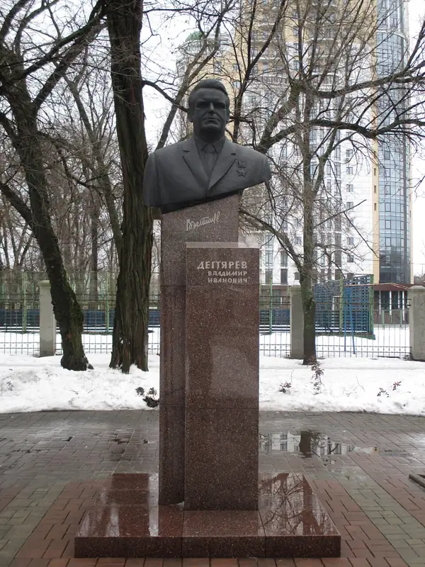 Пам'ятник Дегтярьову (Донецьк) — вид збоку, Донецьк