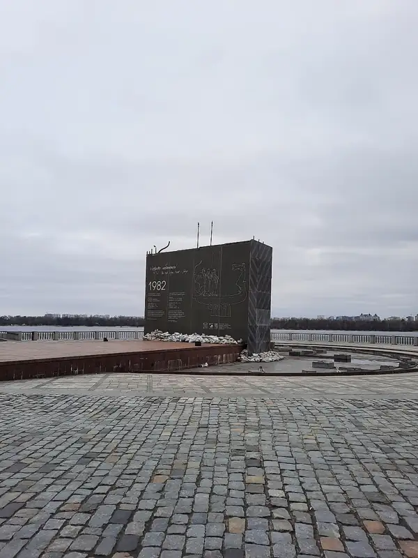 Пам'ятний знак на честь заснування міста Києва — В час війни, Київ
