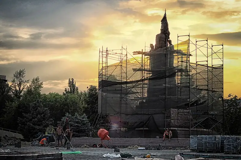 Меморіальний комплекс на честь молодогвардійців — деталі фасаду, Сорокине